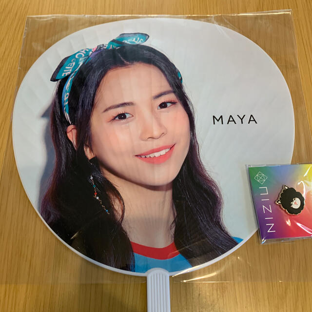 niziu MAYA うちわとピンバッチ エンタメ/ホビーのタレントグッズ(アイドルグッズ)の商品写真