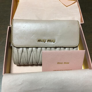 ミュウミュウ(miumiu)のmiumiu二つ折り財布(財布)