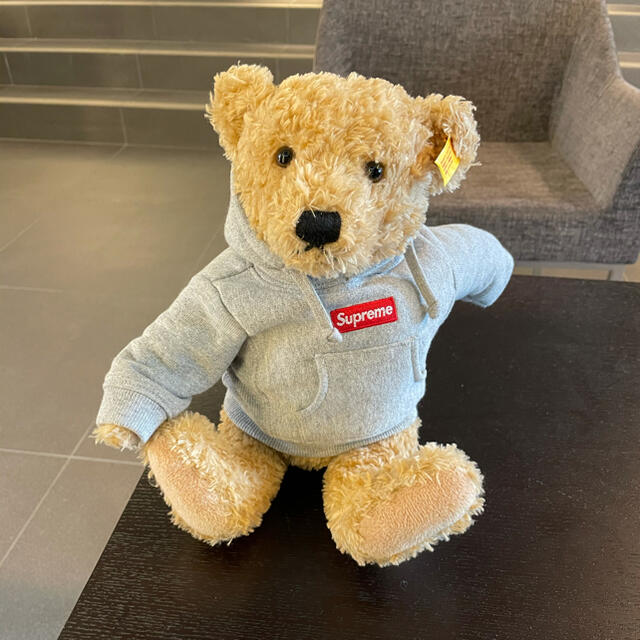 Supreme(シュプリーム)の【新品同様】supreme steiff boxlogo Teddy bear エンタメ/ホビーのおもちゃ/ぬいぐるみ(ぬいぐるみ)の商品写真