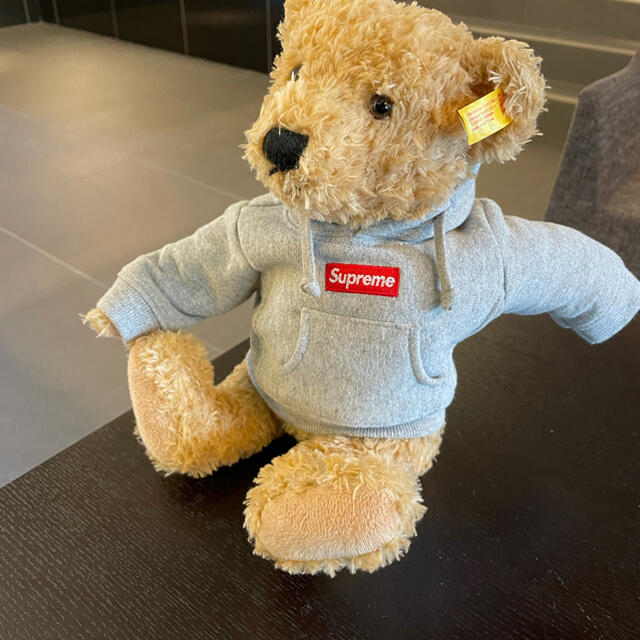 Supreme(シュプリーム)の【新品同様】supreme steiff boxlogo Teddy bear エンタメ/ホビーのおもちゃ/ぬいぐるみ(ぬいぐるみ)の商品写真