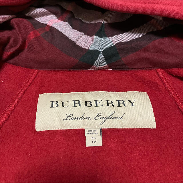 BURBERRY(バーバリー)のバーバリーロンドンイングランド　赤　パーカー レディースのトップス(パーカー)の商品写真