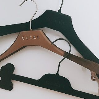 グッチ(Gucci)のGUCCI グッチ ハンガー 3本セット(押し入れ収納/ハンガー)