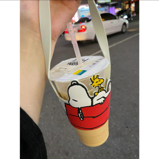 SNOOPY(スヌーピー)の台湾限定　スヌーピー　ドリンクホルダー インテリア/住まい/日用品のキッチン/食器(その他)の商品写真