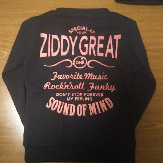 ZIDDY(ジディー)のZIDDY 黒色トレーナー 130 キッズ/ベビー/マタニティのキッズ服女の子用(90cm~)(Tシャツ/カットソー)の商品写真