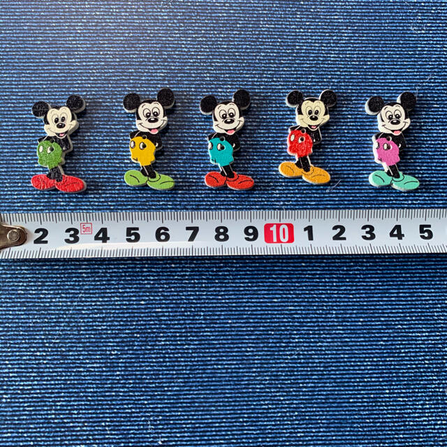 Disney(ディズニー)のミッキー　カラフルウッドボタン　5個セット ハンドメイドの素材/材料(各種パーツ)の商品写真