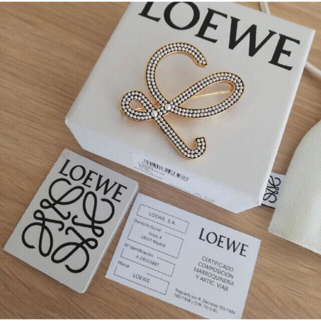 LOEWE(ロエベ)の【新品】LOEWEロエベ　パール＆メタル　ブローチ レディースのアクセサリー(ブローチ/コサージュ)の商品写真