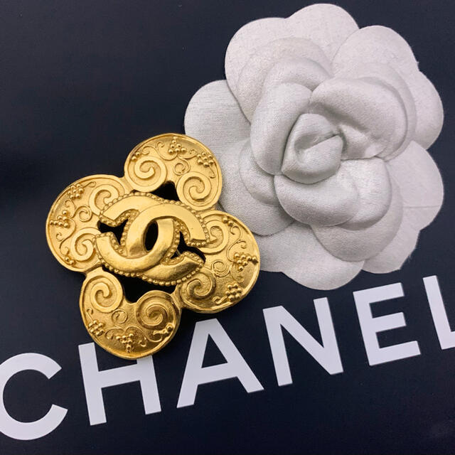 CHANEL(シャネル)のバブル期名品！超美品 ヴィンテージ シャネル 96A クローバー ブローチ レディースのアクセサリー(ブローチ/コサージュ)の商品写真