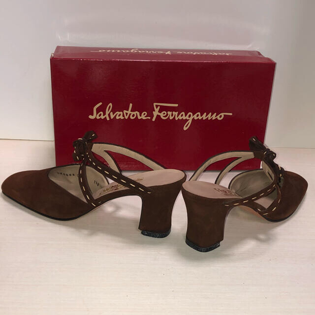 Salvatore Ferragamo(サルヴァトーレフェラガモ)のフェラガモ　リボン　ミュールサンダル　スウェード　71/2  ブラウン レディースの靴/シューズ(ハイヒール/パンプス)の商品写真
