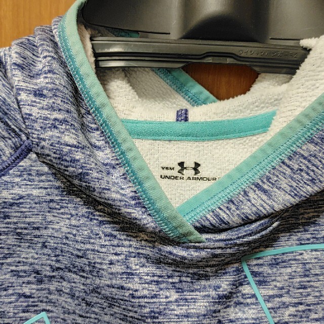 UNDER ARMOUR(アンダーアーマー)の最終値下げ アンダーアーマー 裏起毛パーカー キッズ/ベビー/マタニティのキッズ服男の子用(90cm~)(Tシャツ/カットソー)の商品写真