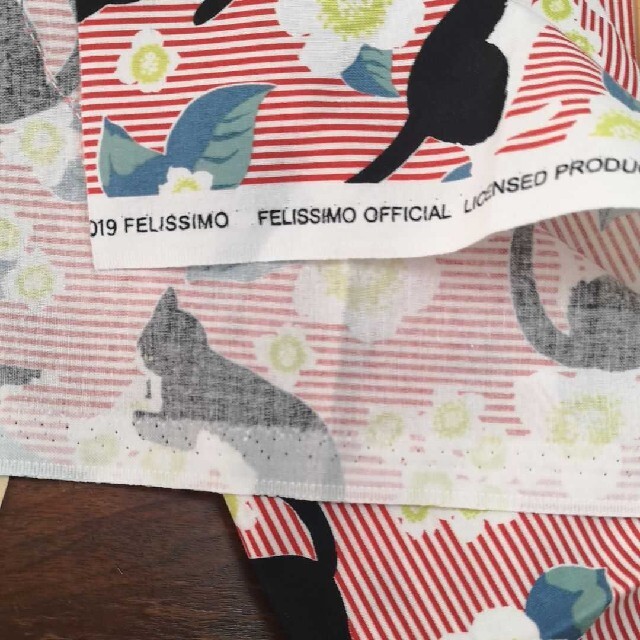 FELISSIMO(フェリシモ)のまたたび　猫 生地　フェリシモ　猫部　赤　白　はちわれ　シーチング　53×25 ハンドメイドの素材/材料(生地/糸)の商品写真