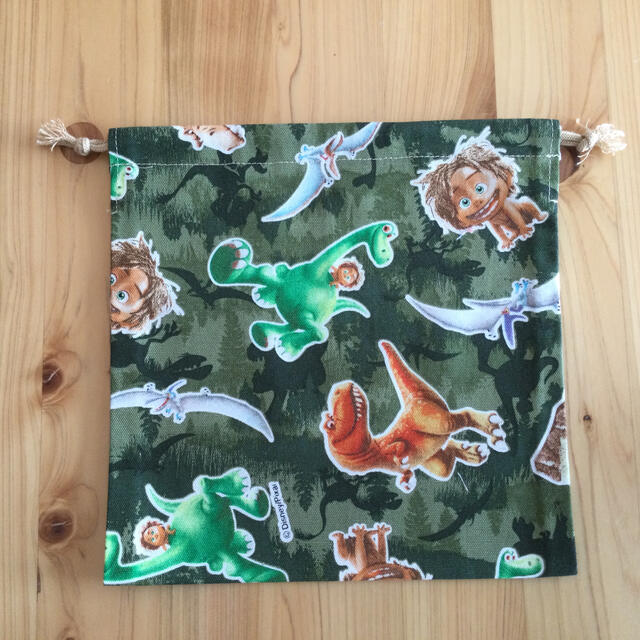 Disney(ディズニー)の巾着（20×20）　コップ袋　道具袋　アーロと少年 ハンドメイドのキッズ/ベビー(その他)の商品写真