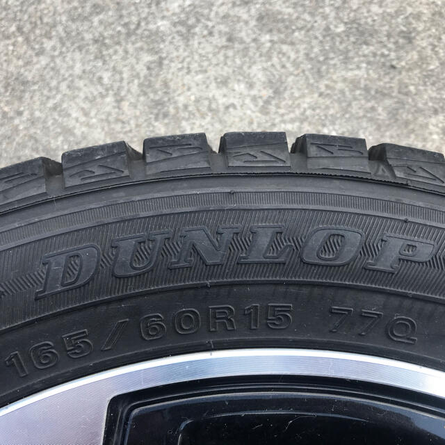 DUNLOP(ダンロップ)のダイハツ　純正　スタッドレス　バリ溝 自動車/バイクの自動車(タイヤ・ホイールセット)の商品写真