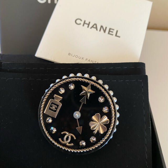 CHANEL(シャネル)のCHANEL ブローチ 時計 モチーフクローバー スター レディースのアクセサリー(ブローチ/コサージュ)の商品写真