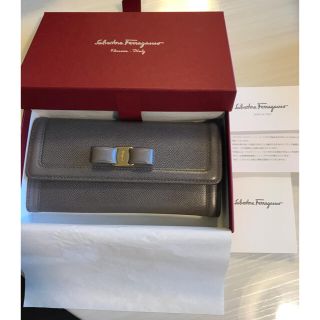 フェラガモ(Ferragamo)のフェラガモ　グレー長財布　美品(財布)