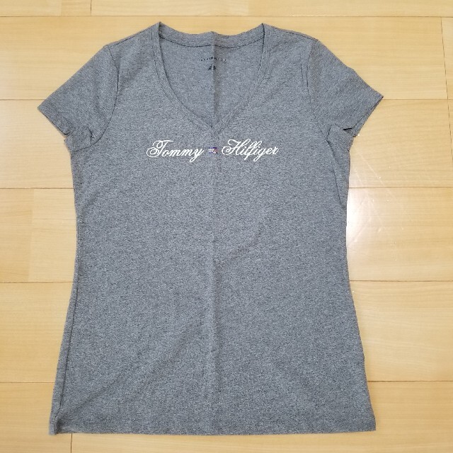 TOMMY HILFIGER(トミーヒルフィガー)のTOMMY HILFIGERベーシックVネックTシャツ レディースのトップス(Tシャツ(半袖/袖なし))の商品写真