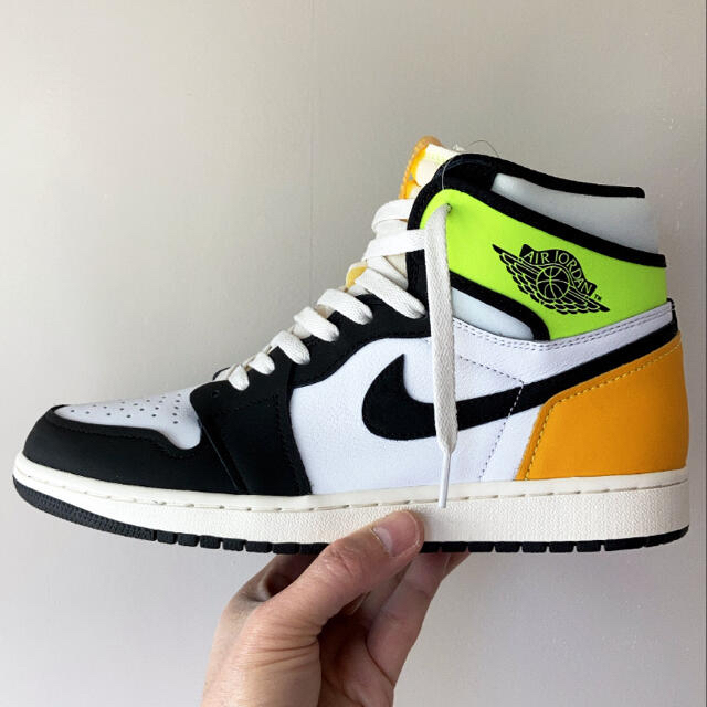 NIKE(ナイキ)の新品 NIKE AIR JORDAN 1 HIGH OG VOLT GOLD  メンズの靴/シューズ(スニーカー)の商品写真