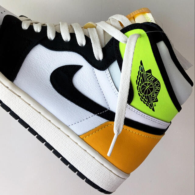 NIKE(ナイキ)の新品 NIKE AIR JORDAN 1 HIGH OG VOLT GOLD  メンズの靴/シューズ(スニーカー)の商品写真