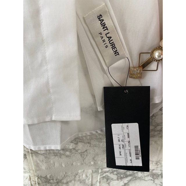 Saint Laurent(サンローラン)のサンローラン タグ付新品 白シャツ ホワイト シャツ エディ YSL レディースのトップス(シャツ/ブラウス(長袖/七分))の商品写真