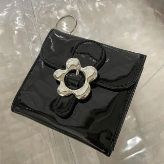 ユニフ(UNIF)のUNIF お花 バックル エナメル レザー 財布 ブラック 二つ折り フォレット(財布)