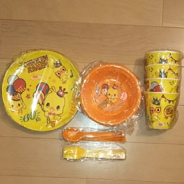 日清食品(ニッシンショクヒン)のチキンラーメン ひよこちゃん テーブルウェアセット エンタメ/ホビーのおもちゃ/ぬいぐるみ(キャラクターグッズ)の商品写真