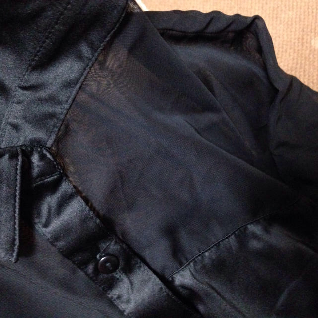 GU(ジーユー)のブラック スケ感シャツ レディースのトップス(シャツ/ブラウス(半袖/袖なし))の商品写真