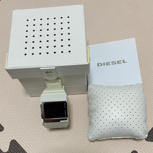 DIESEL(ディーゼル)のDIESEL 腕時計　DZ7131 ホワイト メンズの時計(腕時計(デジタル))の商品写真