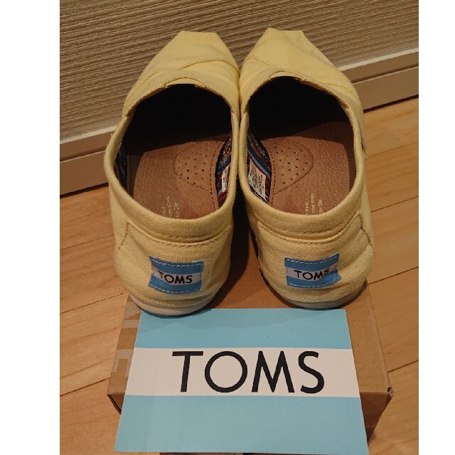 TOMS(トムズ)の⭐春支度セール⭐TOMSトムズ スリッポン24.5cm クリームイエロー  レディースの靴/シューズ(スリッポン/モカシン)の商品写真