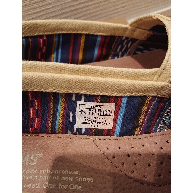 TOMS(トムズ)の⭐春支度セール⭐TOMSトムズ スリッポン24.5cm クリームイエロー  レディースの靴/シューズ(スリッポン/モカシン)の商品写真