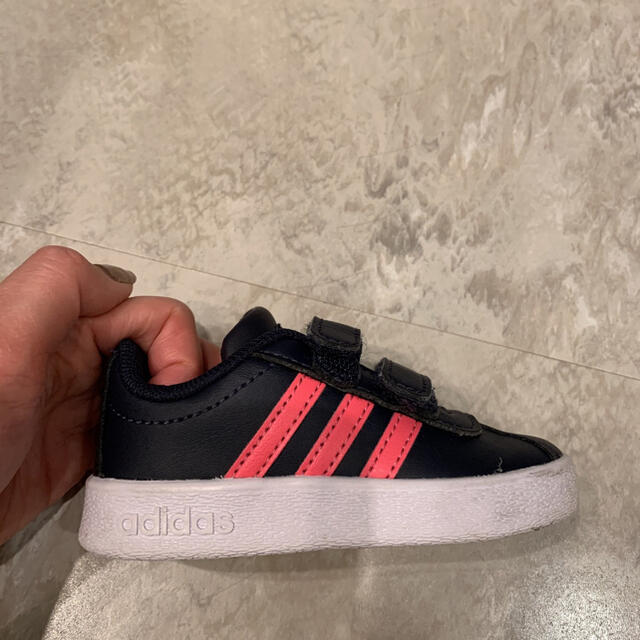 adidas(アディダス)のadidasスニーカー キッズ/ベビー/マタニティのベビー靴/シューズ(~14cm)(スニーカー)の商品写真