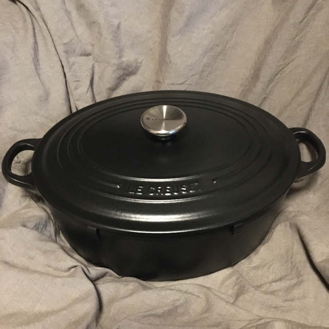 LE CREUSET(ルクルーゼ)のル・クルーゼ　ココット・オーバル  29cm　マットブラック インテリア/住まい/日用品のキッチン/食器(鍋/フライパン)の商品写真