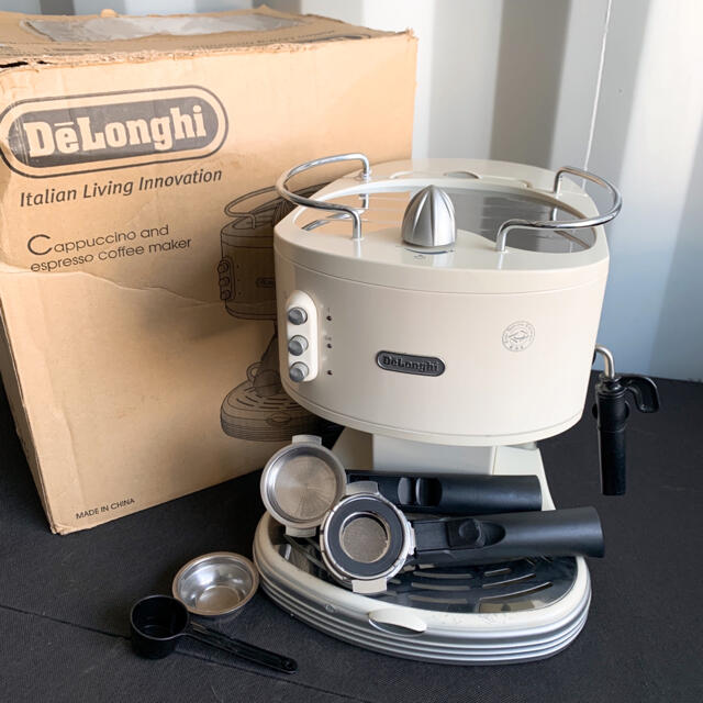 DeLonghi(デロンギ)のDelongi エスプレッソ・カプチーノメーカー ホワイトマカロン スマホ/家電/カメラの調理家電(エスプレッソマシン)の商品写真