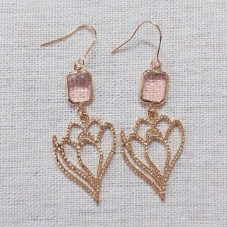 ハンドメイド　お花とピンクビジュー　ピアス(ピアス)