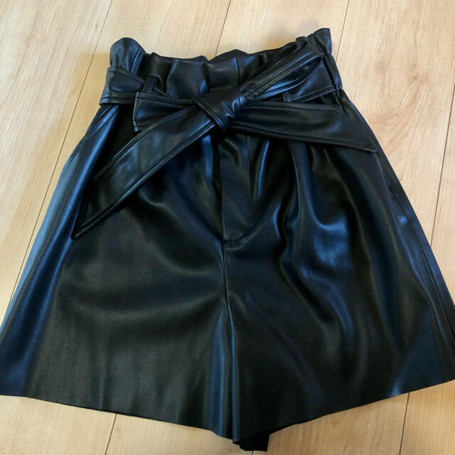 ZARA(ザラ)のZARA リボン付き　ペーパーバッグ　バミューダパンツ レディースのパンツ(ショートパンツ)の商品写真