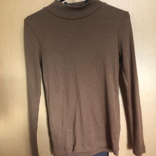 ユニクロ(UNIQLO)の春や秋にコーディネートしやすい　ユニクロ　リブハイネックT ブラウン(Tシャツ(長袖/七分))