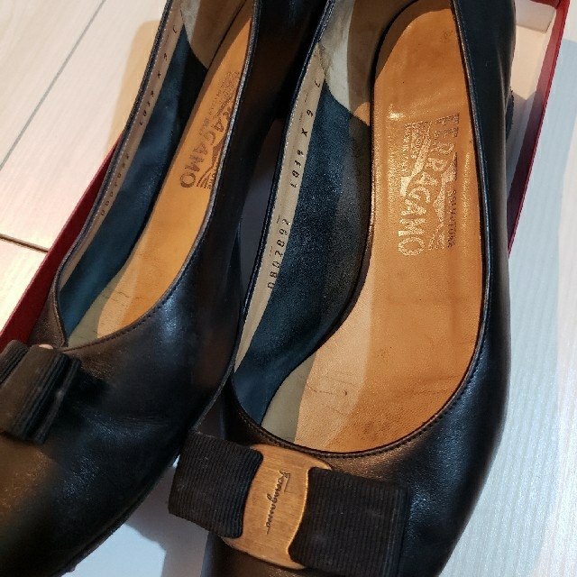 Salvatore Ferragamo(サルヴァトーレフェラガモ)のいといと様専用　Ferragamo　9C　パンプス　黒 レディースの靴/シューズ(ハイヒール/パンプス)の商品写真