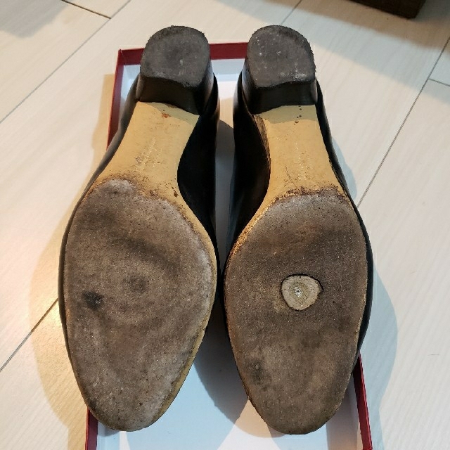 Salvatore Ferragamo(サルヴァトーレフェラガモ)のいといと様専用　Ferragamo　9C　パンプス　黒 レディースの靴/シューズ(ハイヒール/パンプス)の商品写真