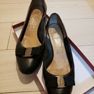 サルヴァトーレフェラガモ(Salvatore Ferragamo)のいといと様専用　Ferragamo　9C　パンプス　黒(ハイヒール/パンプス)