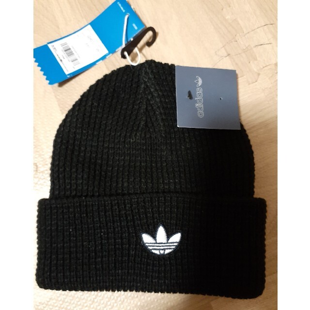 adidas(アディダス)のアディダス　ニット帽　ピンバッチ付き レディースの帽子(ニット帽/ビーニー)の商品写真