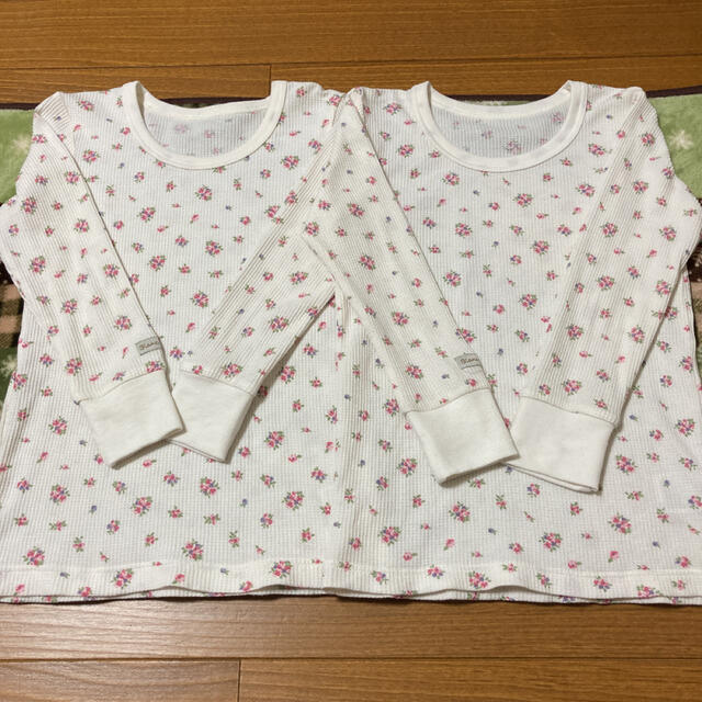 しまむら(シマムラ)の＜536＞双子ワッフル肌着120サイズ キッズ/ベビー/マタニティのキッズ服女の子用(90cm~)(Tシャツ/カットソー)の商品写真