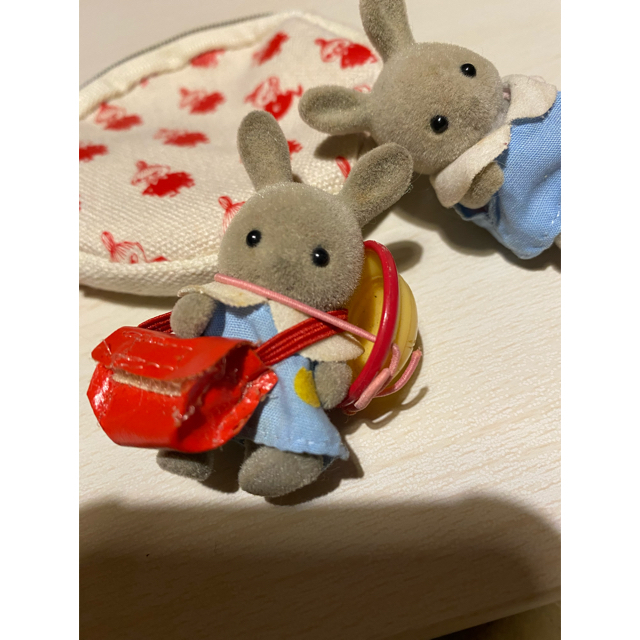 EPOCH(エポック)のあるぱか様 シルバニア グレーウサギの赤ちゃん 幼稚園服 キッズ/ベビー/マタニティのおもちゃ(ぬいぐるみ/人形)の商品写真