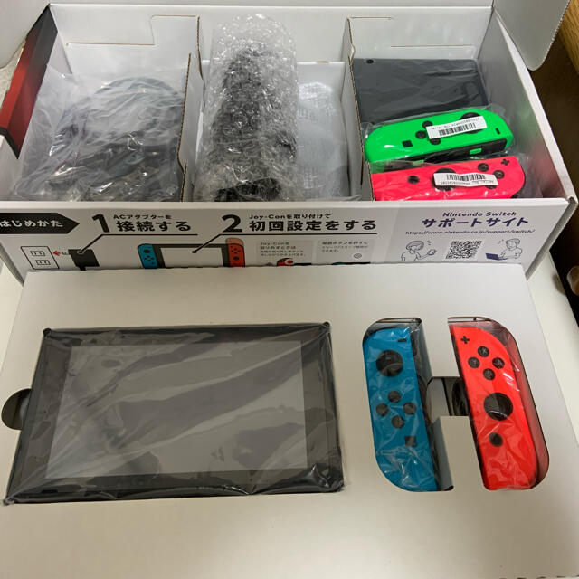 Nintendo Switch本体とJoy-Con4つ