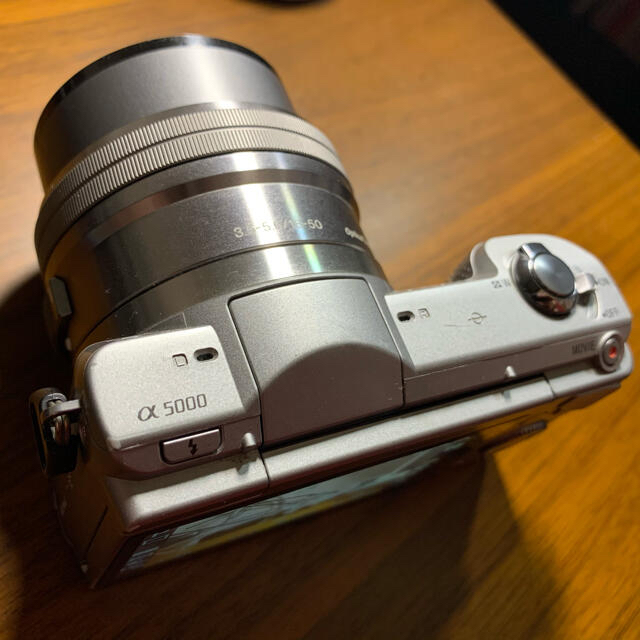 SONY(ソニー)のα5000 ILCE-5000L パワーズームレンズキット [シルバー] スマホ/家電/カメラのカメラ(ミラーレス一眼)の商品写真