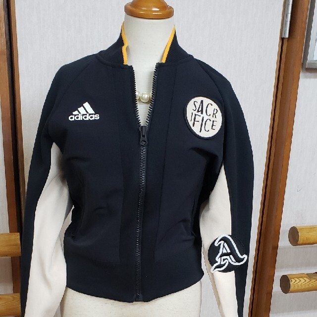 adidas(アディダス)のアディダス　ワッペンバッチショートジャケット　新品 レディースのジャケット/アウター(その他)の商品写真