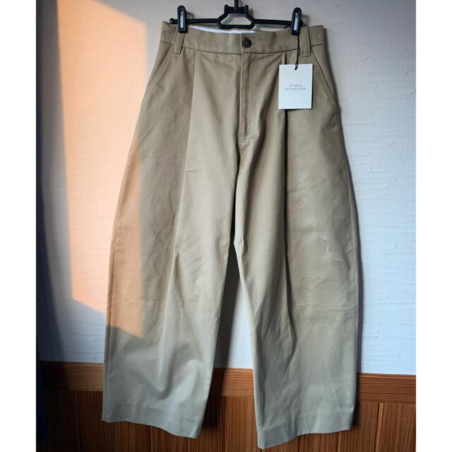 1LDK SELECT(ワンエルディーケーセレクト)の《STUDIO NICHOLSON》VOLUME PLEAT PANTS メンズのパンツ(チノパン)の商品写真