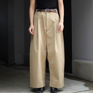 ワンエルディーケーセレクト(1LDK SELECT)の《STUDIO NICHOLSON》VOLUME PLEAT PANTS(チノパン)