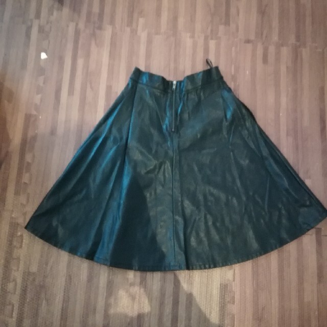 FOREVER 21(フォーエバートゥエンティーワン)のレザースカート レディースのスカート(ひざ丈スカート)の商品写真
