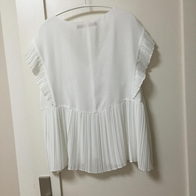 ZARA(ザラ)の桃吉様専用 ザラ ZARA 美品 プリーツブラウス レディースのトップス(シャツ/ブラウス(半袖/袖なし))の商品写真