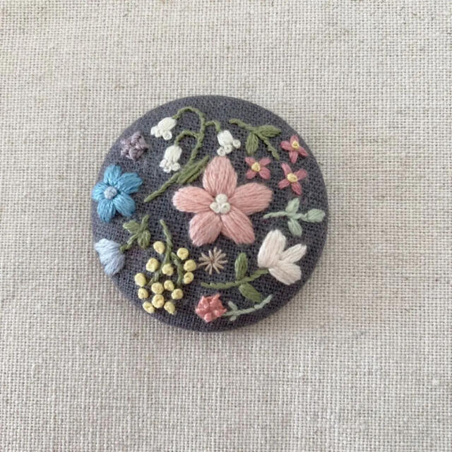 花 刺繍 くるみボタン ブローチ ナチュラル ボタニカル 北欧 ハンドメイドの通販 By Famille ラクマ