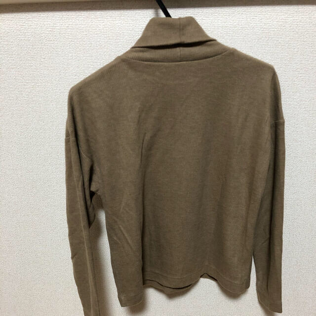 UNIQLO(ユニクロ)のユニクロ　ヒートテックオフタートルネックTシャツ　ベージュ　M レディースのレディース その他(その他)の商品写真