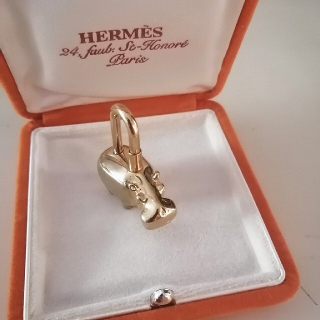 人気商品の - Hermes エルメス カデナ FLEUVESカバ DES ANNEE 2005 人気商品の - Hermes エルメス カデナ FLEUVESカバ DES ANNEE 2005